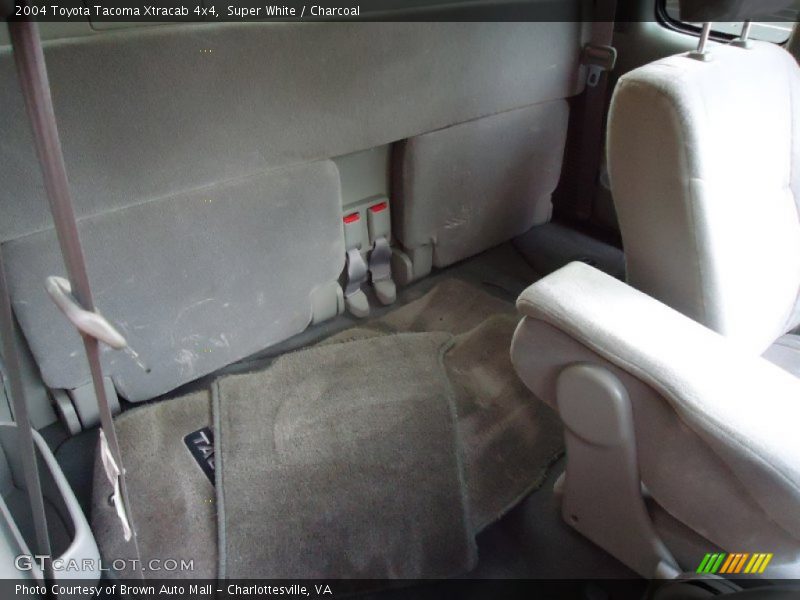 Super White / Charcoal 2004 Toyota Tacoma Xtracab 4x4