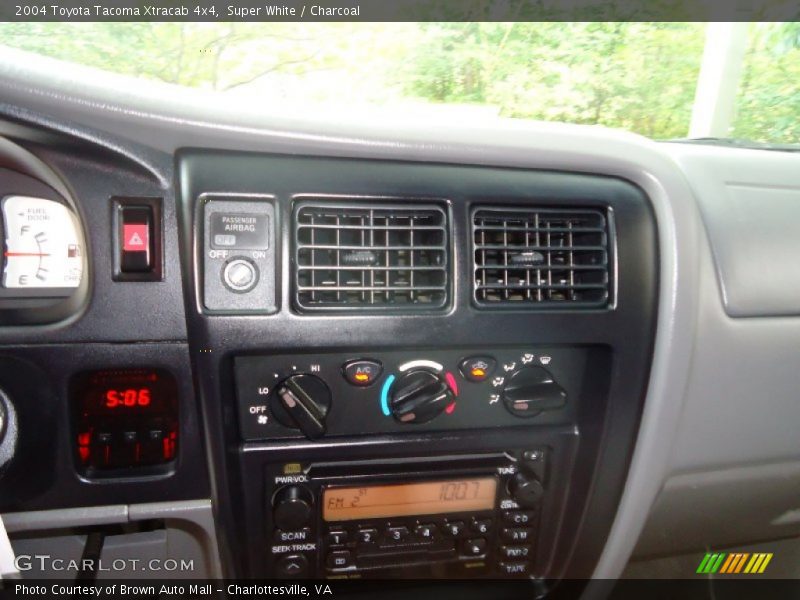 Super White / Charcoal 2004 Toyota Tacoma Xtracab 4x4