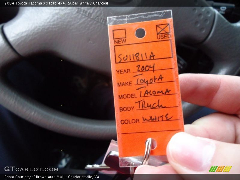Super White / Charcoal 2004 Toyota Tacoma Xtracab 4x4