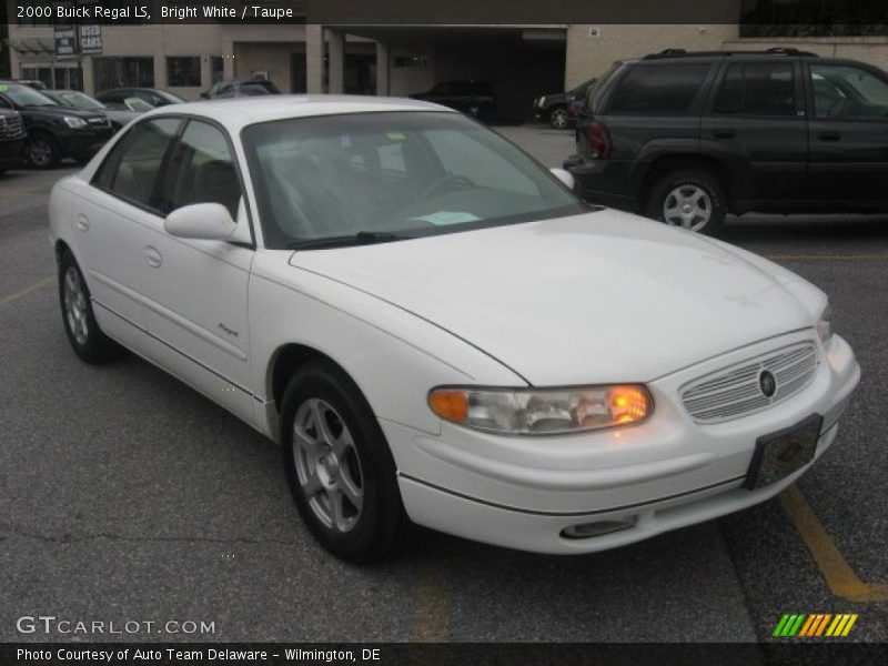 Bright White / Taupe 2000 Buick Regal LS