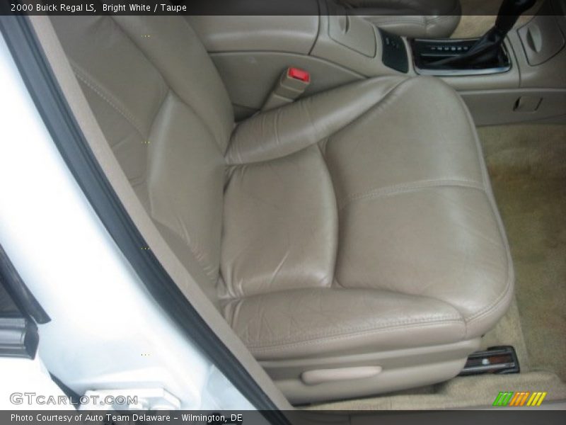 Bright White / Taupe 2000 Buick Regal LS