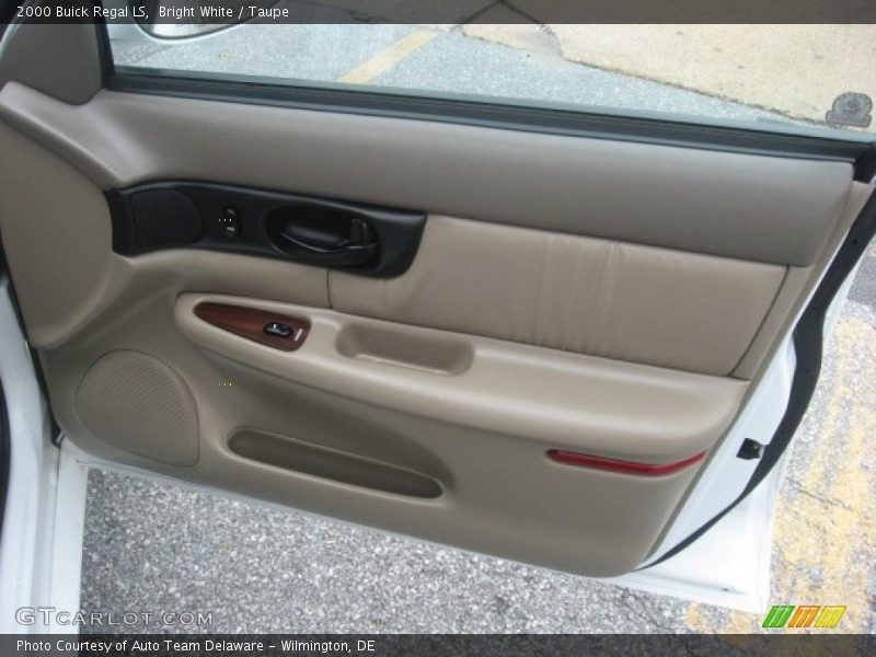 Bright White / Taupe 2000 Buick Regal LS