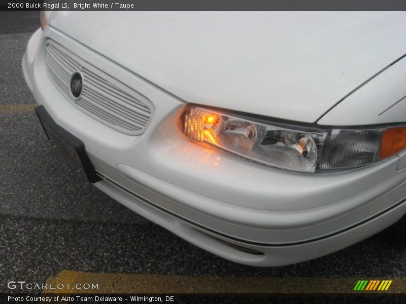 Bright White / Taupe 2000 Buick Regal LS
