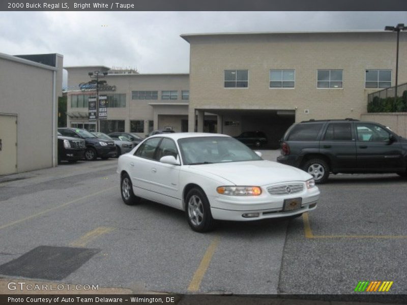 Bright White / Taupe 2000 Buick Regal LS