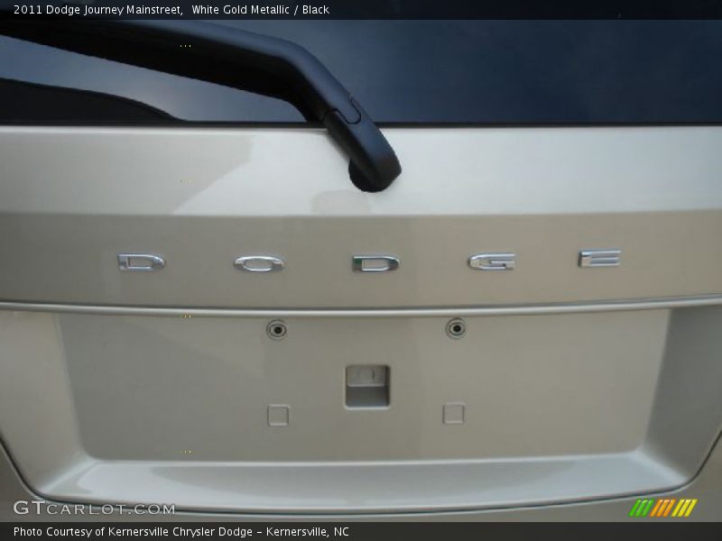 White Gold Metallic / Black 2011 Dodge Journey Mainstreet