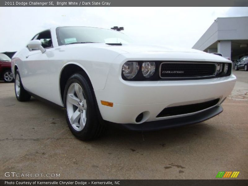 Bright White / Dark Slate Gray 2011 Dodge Challenger SE