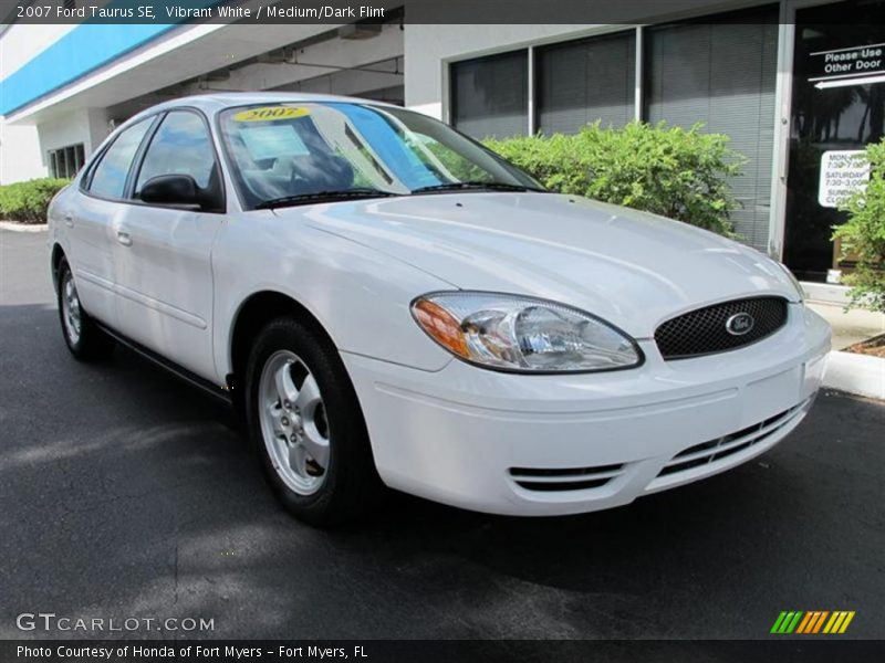 Vibrant White / Medium/Dark Flint 2007 Ford Taurus SE