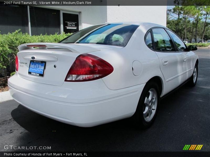 Vibrant White / Medium/Dark Flint 2007 Ford Taurus SE