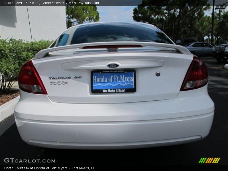 Vibrant White / Medium/Dark Flint 2007 Ford Taurus SE