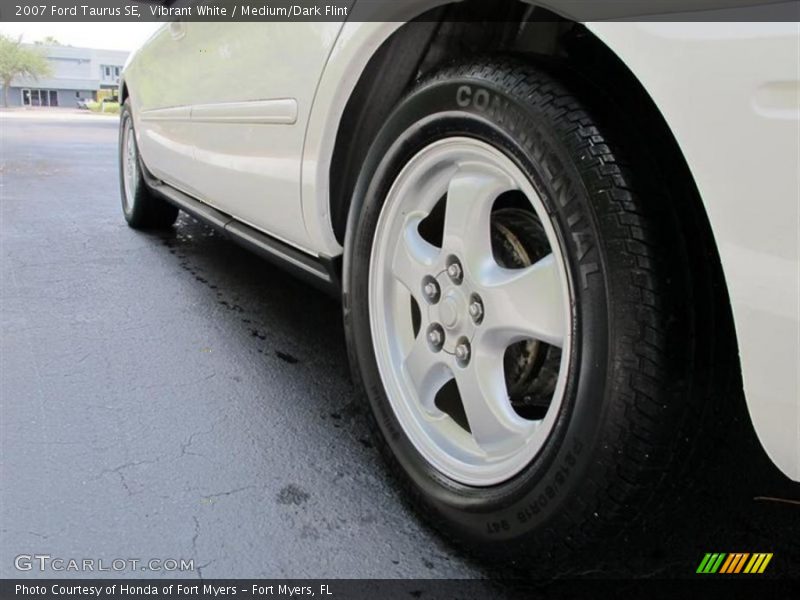 Vibrant White / Medium/Dark Flint 2007 Ford Taurus SE