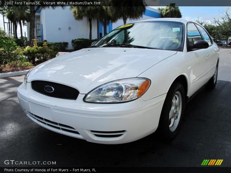 Vibrant White / Medium/Dark Flint 2007 Ford Taurus SE