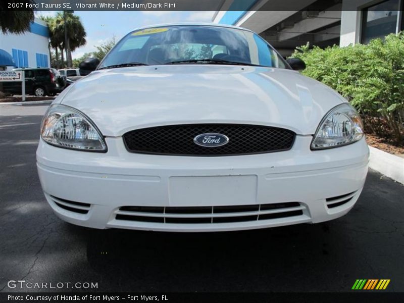 Vibrant White / Medium/Dark Flint 2007 Ford Taurus SE
