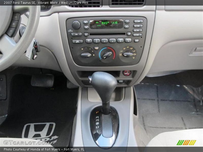 Vibrant White / Medium/Dark Flint 2007 Ford Taurus SE