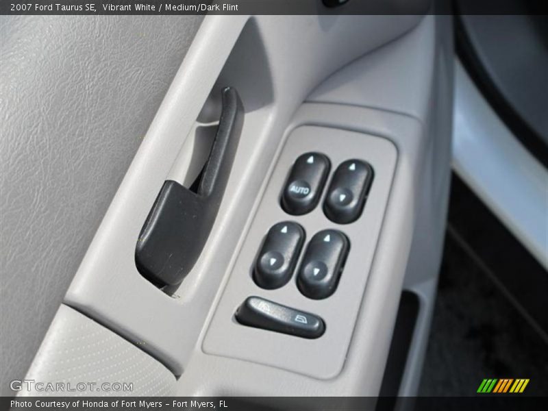 Vibrant White / Medium/Dark Flint 2007 Ford Taurus SE