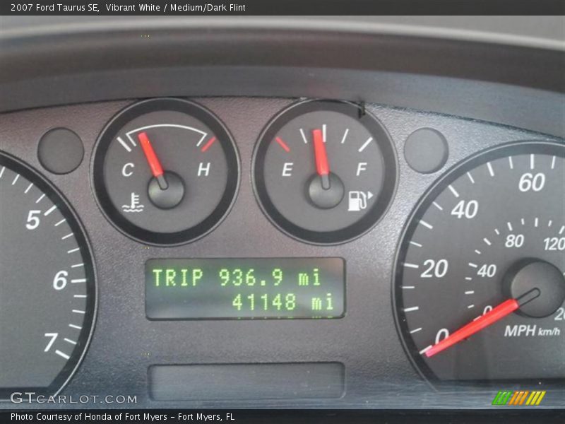 Vibrant White / Medium/Dark Flint 2007 Ford Taurus SE