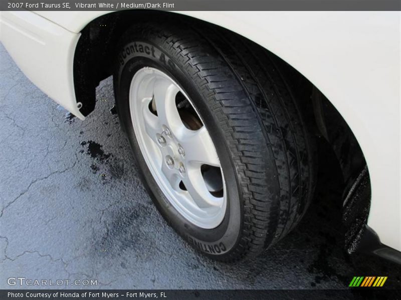 Vibrant White / Medium/Dark Flint 2007 Ford Taurus SE