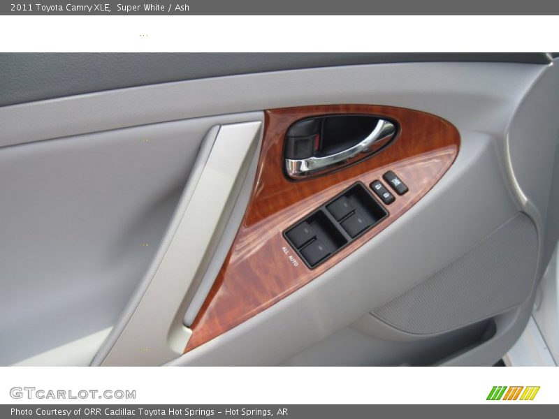 Super White / Ash 2011 Toyota Camry XLE