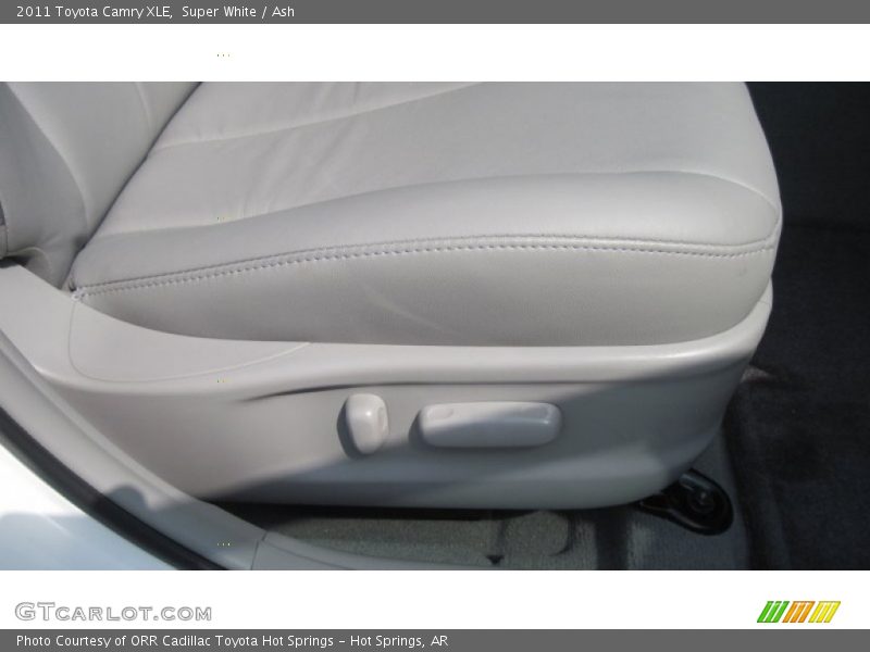 Super White / Ash 2011 Toyota Camry XLE
