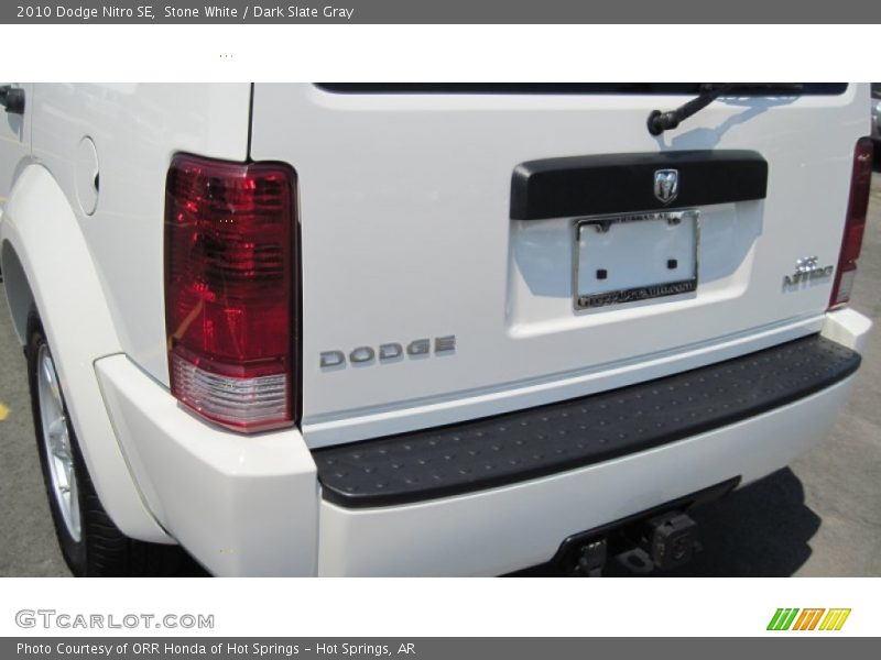 Stone White / Dark Slate Gray 2010 Dodge Nitro SE