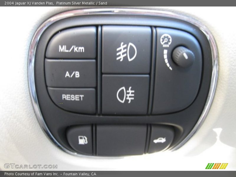 Platinum Silver Metallic / Sand 2004 Jaguar XJ Vanden Plas