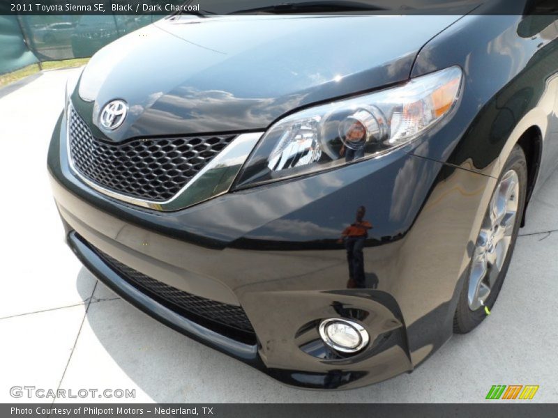 Black / Dark Charcoal 2011 Toyota Sienna SE