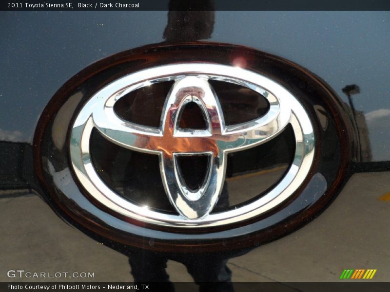 Black / Dark Charcoal 2011 Toyota Sienna SE