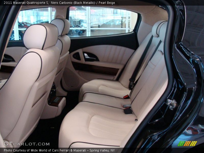 Nero Carbonio (Black Metallic) / Pearl Beige 2011 Maserati Quattroporte S