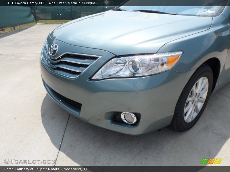 Aloe Green Metallic / Bisque 2011 Toyota Camry XLE