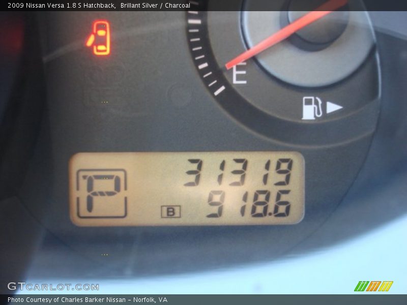 Brillant Silver / Charcoal 2009 Nissan Versa 1.8 S Hatchback
