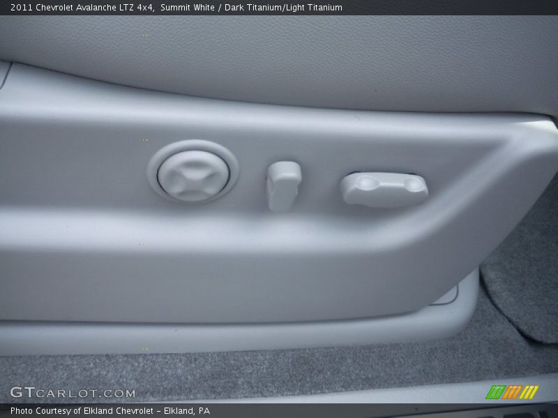 Summit White / Dark Titanium/Light Titanium 2011 Chevrolet Avalanche LTZ 4x4