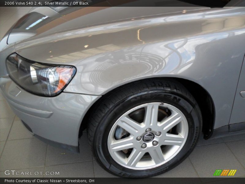 Silver Metallic / Off Black 2006 Volvo S40 2.4i