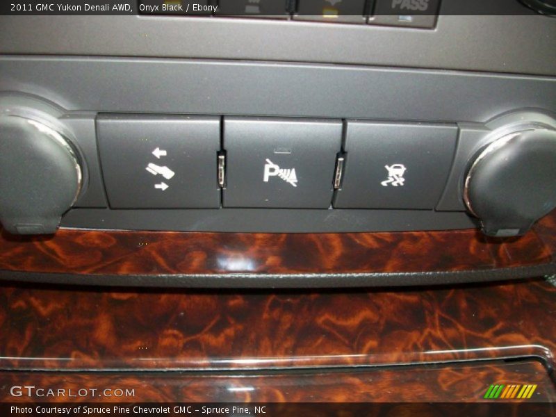 Onyx Black / Ebony 2011 GMC Yukon Denali AWD