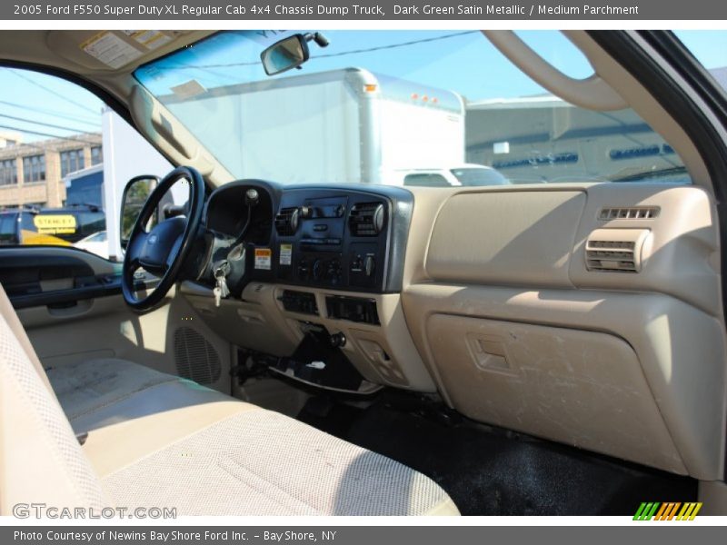 Dashboard of 2005 F550 Super Duty XL Regular Cab 4x4 Chassis Dump Truck