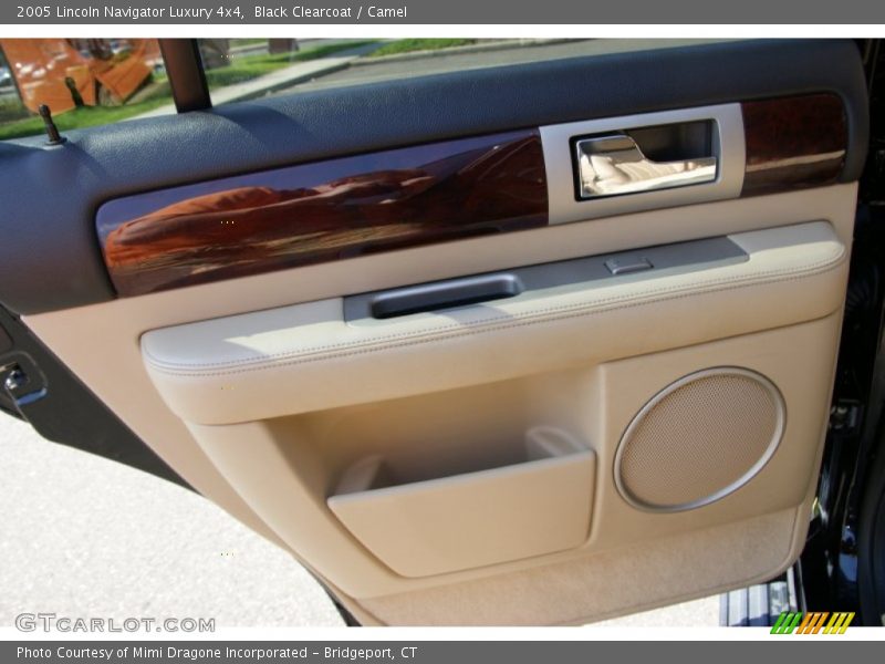 Black Clearcoat / Camel 2005 Lincoln Navigator Luxury 4x4