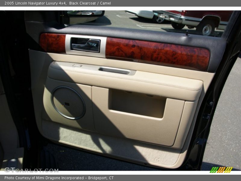 Black Clearcoat / Camel 2005 Lincoln Navigator Luxury 4x4