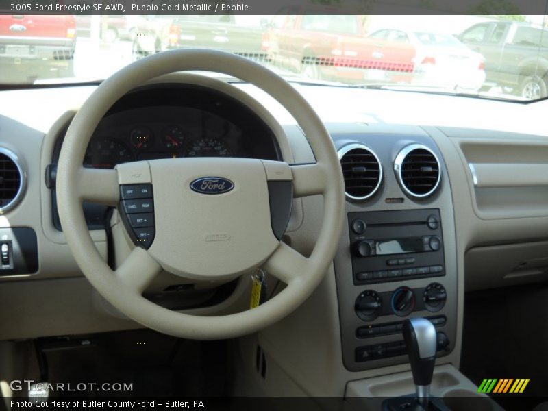 Dashboard of 2005 Freestyle SE AWD