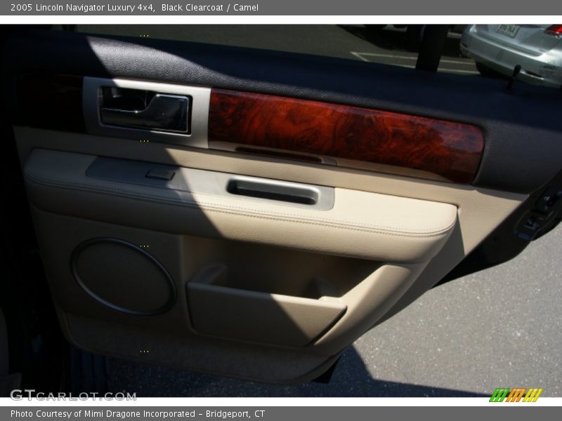 Black Clearcoat / Camel 2005 Lincoln Navigator Luxury 4x4