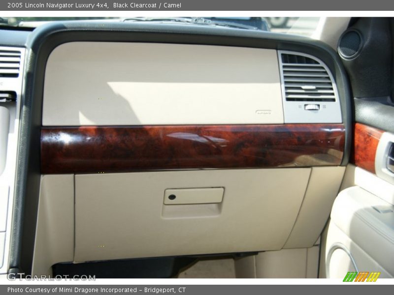 Black Clearcoat / Camel 2005 Lincoln Navigator Luxury 4x4