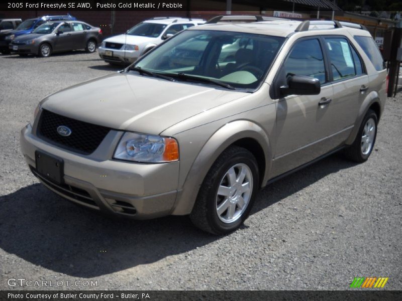 Front 3/4 View of 2005 Freestyle SE AWD