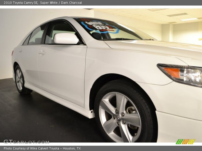 Super White / Dark Charcoal 2010 Toyota Camry SE