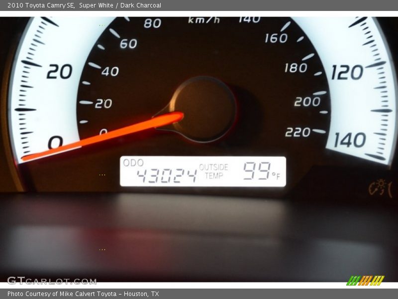 Super White / Dark Charcoal 2010 Toyota Camry SE