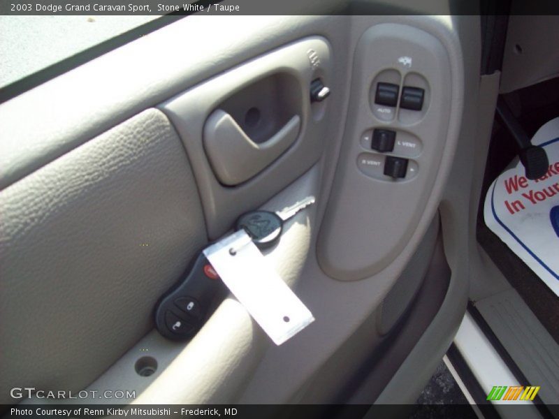 Stone White / Taupe 2003 Dodge Grand Caravan Sport