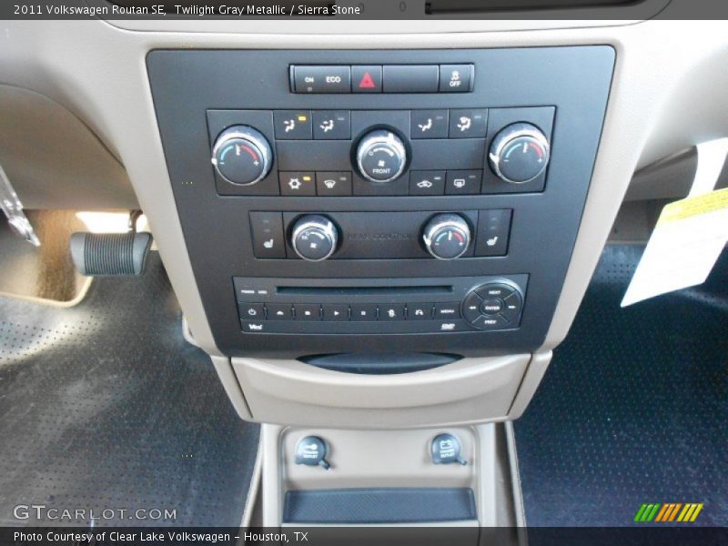 Twilight Gray Metallic / Sierra Stone 2011 Volkswagen Routan SE