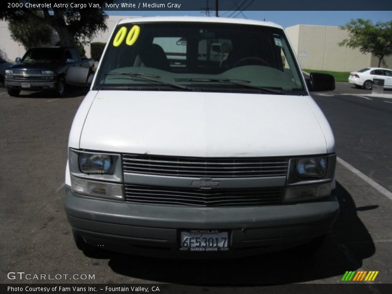 Ivory White / Medium Gray 2000 Chevrolet Astro Cargo Van