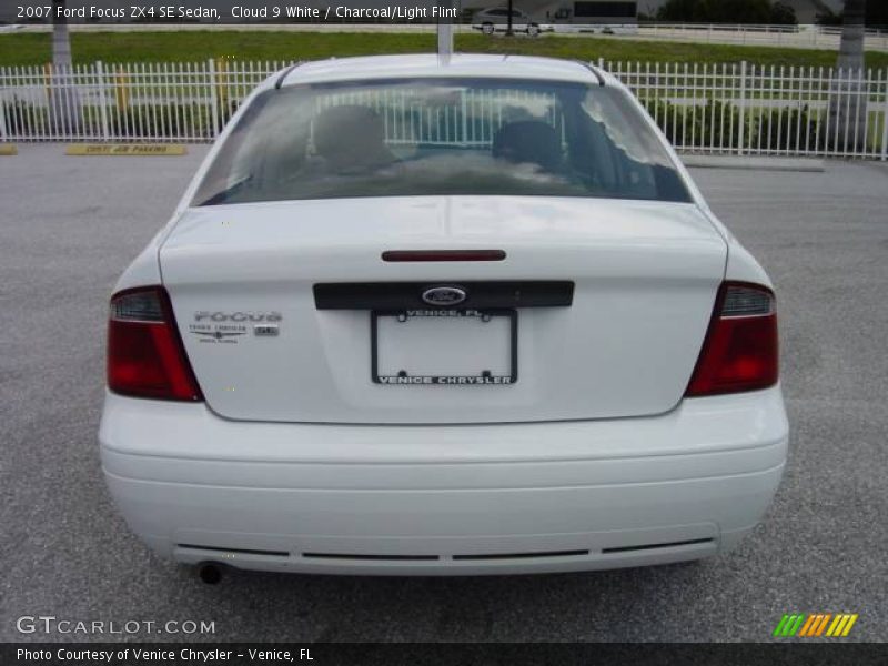 Cloud 9 White / Charcoal/Light Flint 2007 Ford Focus ZX4 SE Sedan