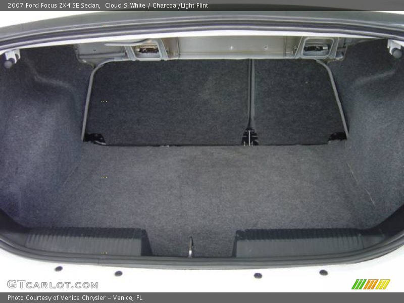 Cloud 9 White / Charcoal/Light Flint 2007 Ford Focus ZX4 SE Sedan