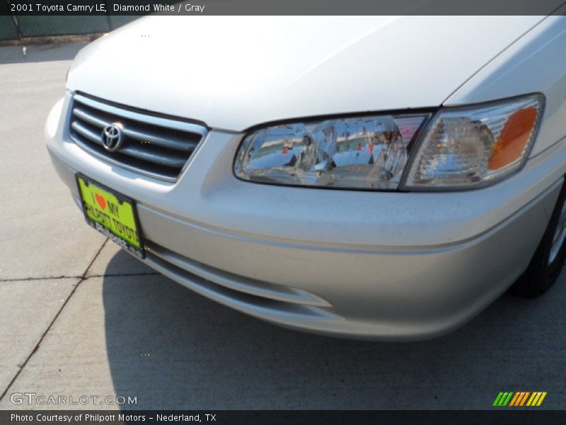 Diamond White / Gray 2001 Toyota Camry LE