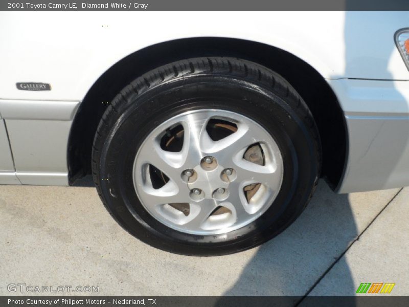 Diamond White / Gray 2001 Toyota Camry LE