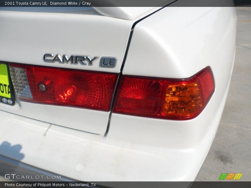 Diamond White / Gray 2001 Toyota Camry LE
