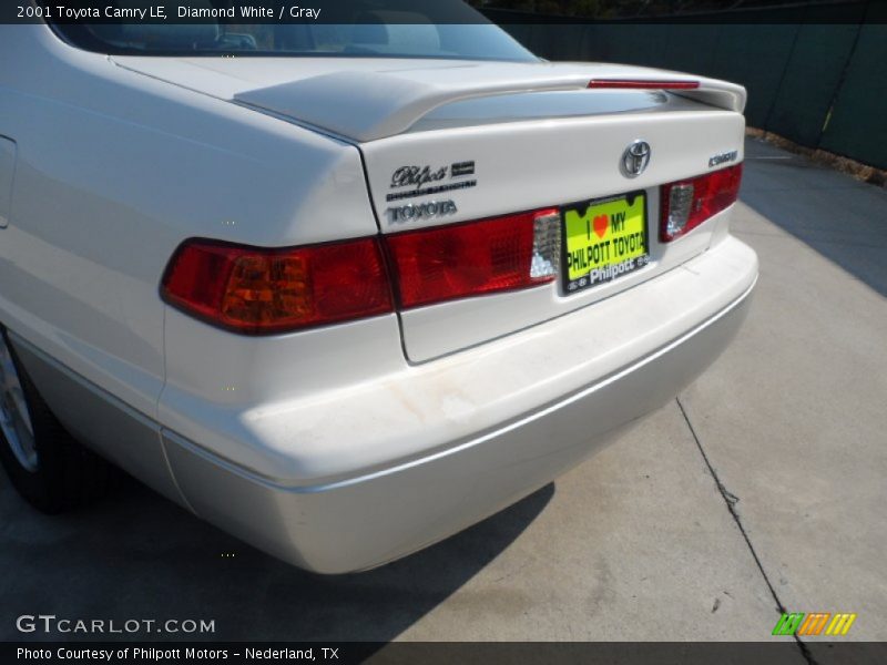 Diamond White / Gray 2001 Toyota Camry LE